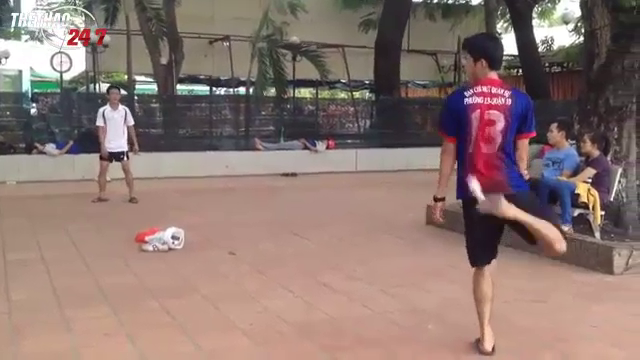 Video: Màn biểu diễn đá cầu đẳng cấp level đường phố